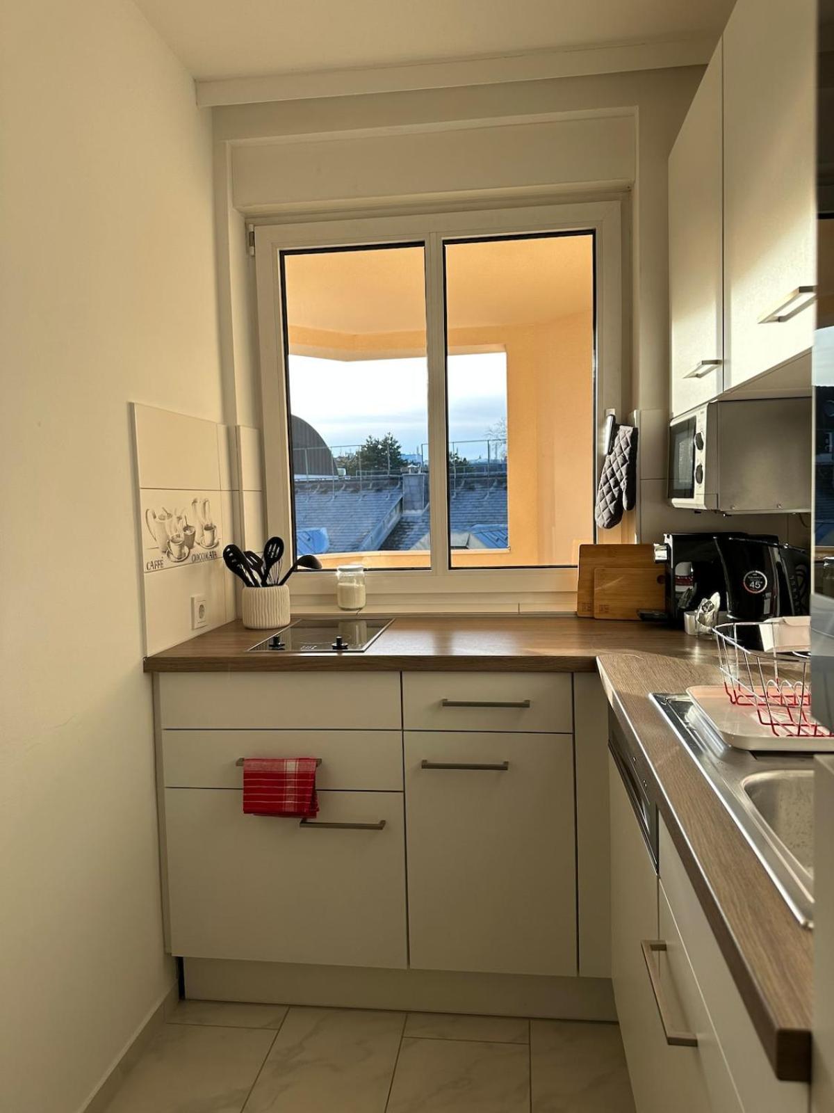 Bright & Stylish In - Newly Renovated, Center Easy To Reach *
